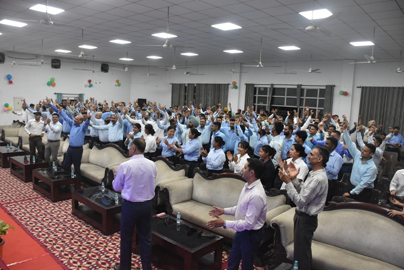 21 महानिरीक्षक के प्रदर्शन से प्रेरित होकर अधिकारियों और जवानों द्वारा एक साथ नृत्य का जीवंत क्षण